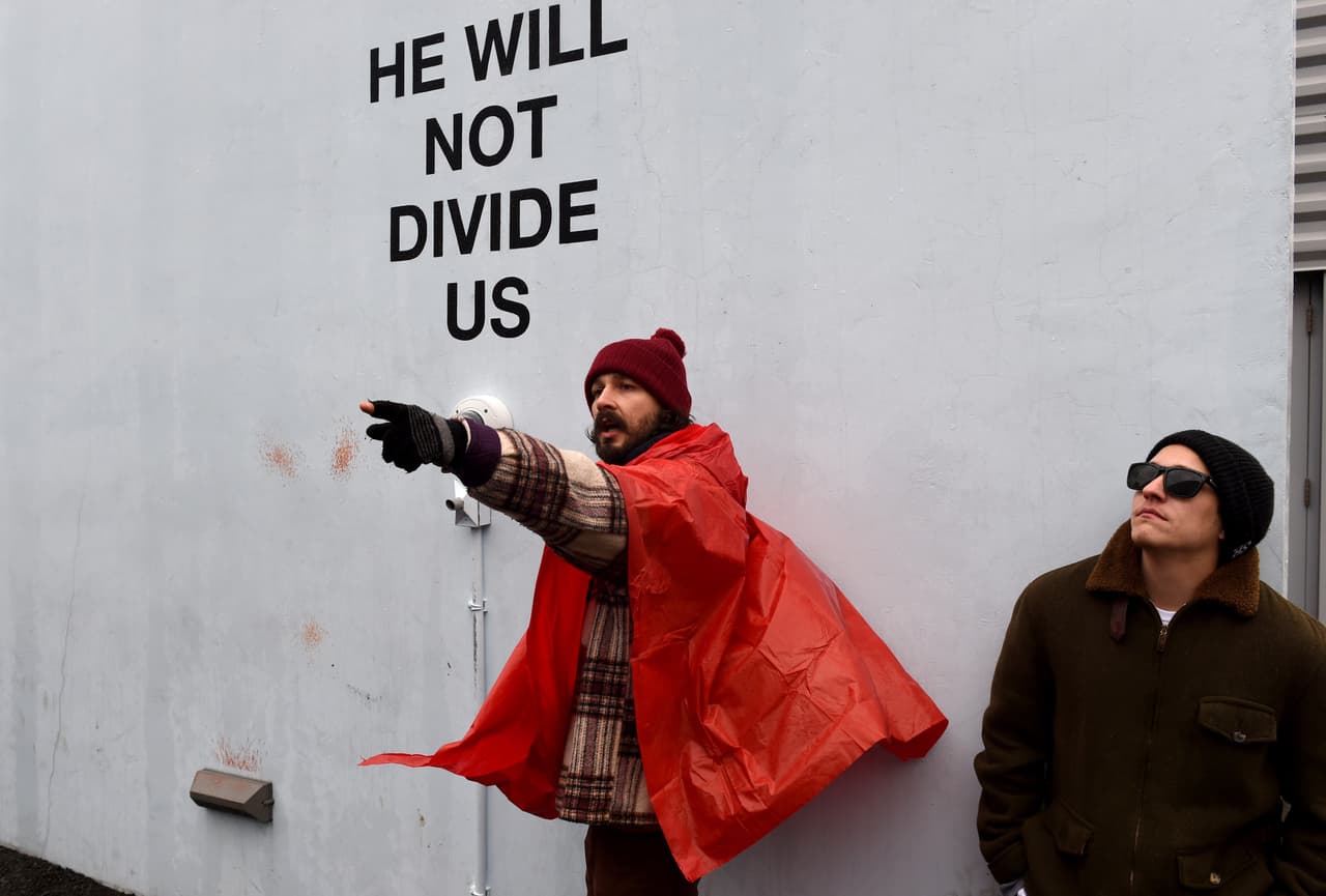 Shia LaBeouf es arrestado en protesta contra Donald Trump en Nueva York