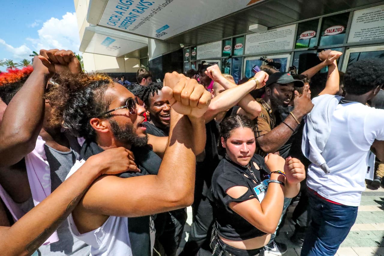 Durante la larga espera para entrar, algunos fans realizaron con sus manos una 
<b>señal de 'X'</b> para recordar el nombre del artista. Esa letra se ha convertido en un símbolo tan importante para sus seguidores, que algunos se han tatuado las tres equis 'XXX' en sus dedos y muñecas.