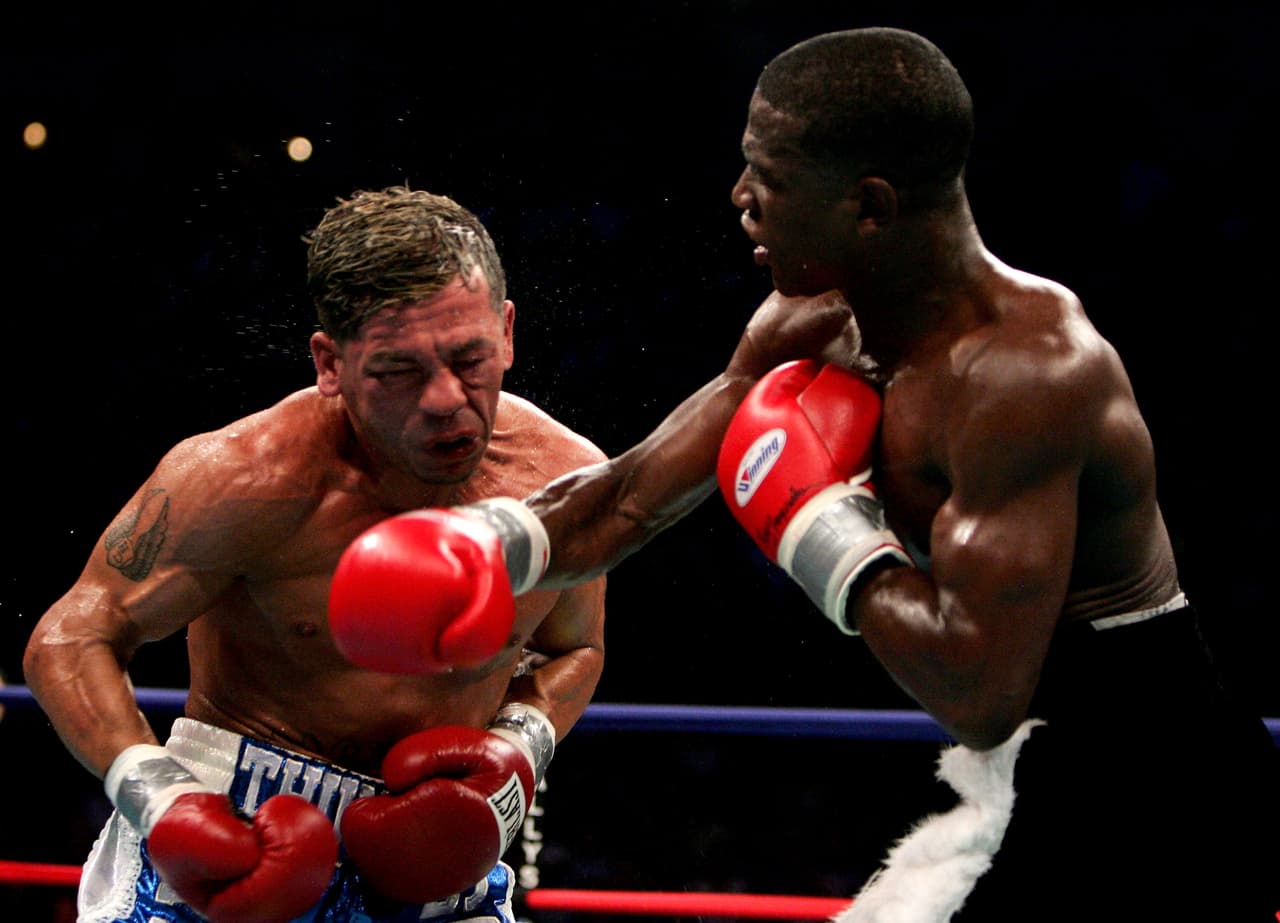 Ante el histórico Arturo Gatti, a quien noqueó en seis rounds obtuvo el título superligero de la WBC.