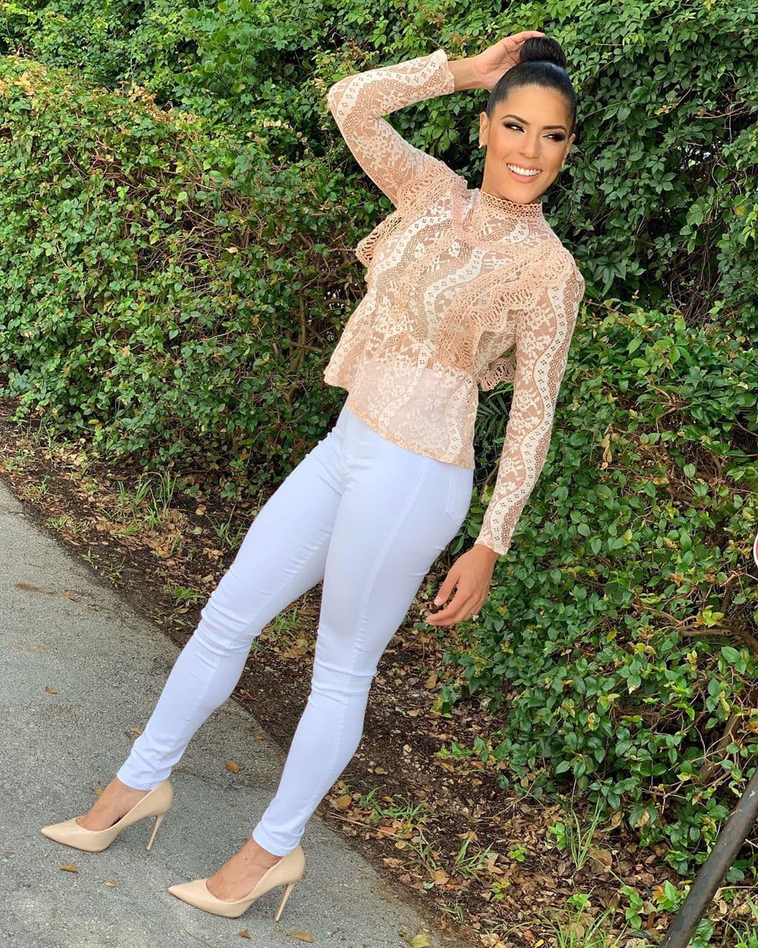 La pareja reveló en la reciente entrevista que planean casarse en el 2020, ella está feliz planeando de poco en poco su boda, pero mientras la fecha se llega sigue mateniendo viva la flama del amor.