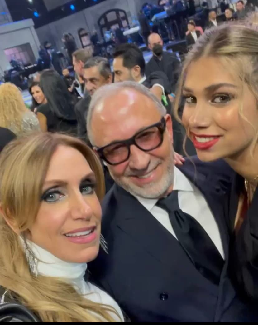 Durante el evento Person of the year, en el cual se rindió homenaje a Rubén Blades, tuvieron la oportunidad de saludar a Emilio Estefan. “¡Con el jefe! El tío más bello, Emilio Estefan y extrañando a la tía Gloria Estefan que hoy se encarga de abrir los Latin GRAMMY”, se puede leer en el post.