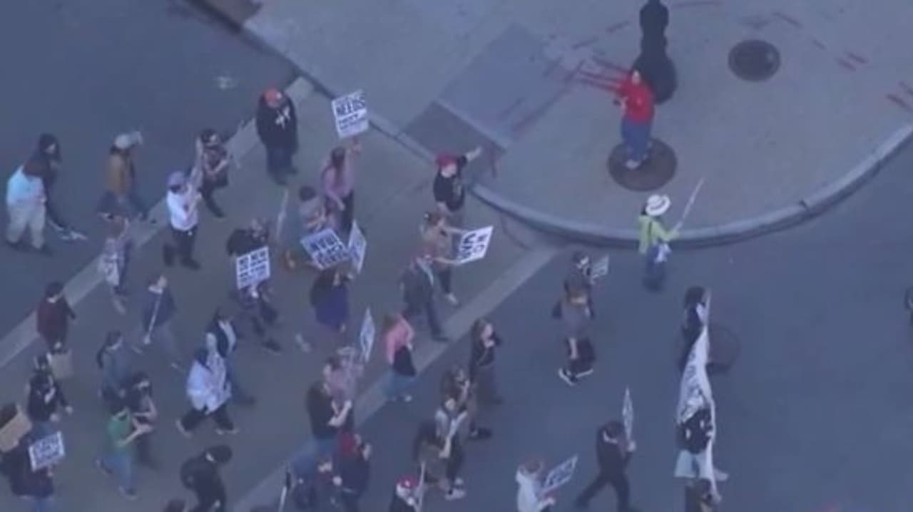 Decenas de personas protestan en Carolina del Norte; exigen un alto al conflicto en Irán