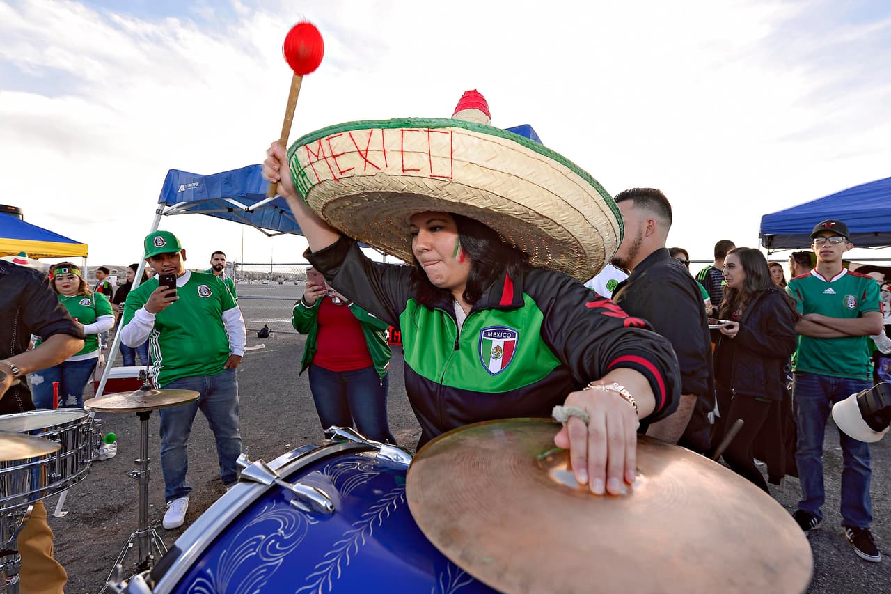 Los fanáticos mexicanos prendieron la fiesta en Las Vegas en medio del amistoso contra Islandia. Disfraces, colorido, amigos, familias, bellas mujeres y hasta música fueron parte del colorido de los presentes. Donde hay música, hay fiesta.