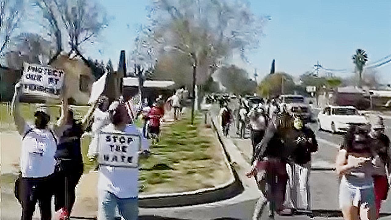 Durante la mañana del domingo, en la 
<b>ciudad de Madera otro clamor se dejó sentir.</b> Cientos de familias hispanas salieron a la calle a exigir mayor protección para los vendedores ambulantes. También pidieron 
<b>"parar el odio".</b>