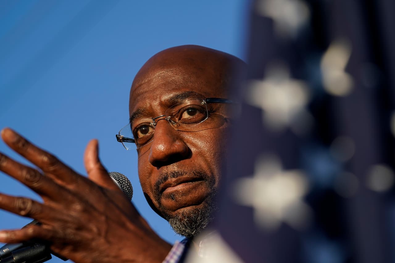 Raphael Warnock, candidato demócrata al Senado de Estados Unidos, habla durante un mitin de campaña en Marietta, Georgia. Los líderes del clero negro, incluido el reverendo Warnock, están uniendo fuerzas con United Way of Nueva York por una nueva iniciativa diseñada para combatir el enorme número de víctimas del coronavirus en los afroamericanos.