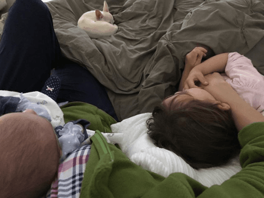 Su esposa Cristy Bernal está feliz de que sus niños y su simpática mascota ocupen su cama. "Mi día a día con mis bebés. Liam, Michelle y la pequeña Boo".