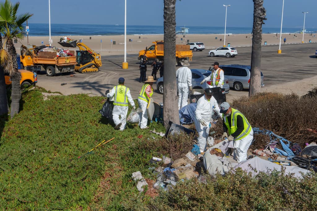 Trabajadores del Departamento de Recreación y Parques de la ciudad de Los Ángeles 
<b><a href="https://www.univision.com/local/los-angeles-kmex/plagas-y-reptiles-nueva-casa-cubierta-de-basura-indigna-a-vecindario-video" target="_blank">removieron basura</a></b> que se había acumulado en la playa.