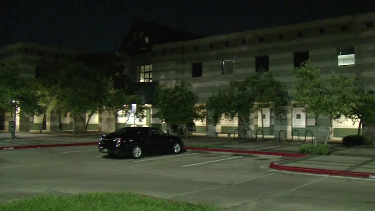 Disparan entre 50 y 60 veces a una estación de la policía de Houston