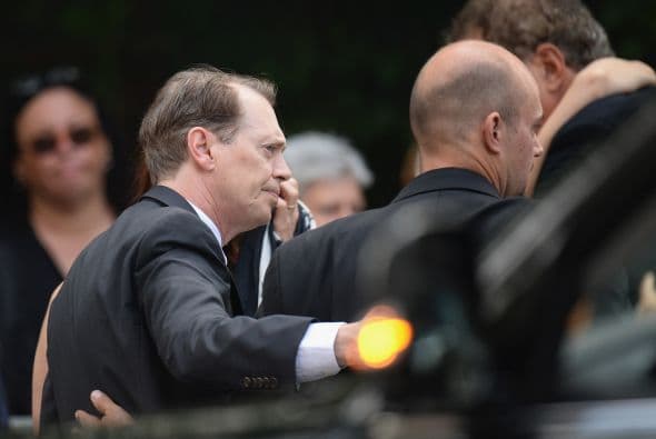 Familiares y amigos de James Gandolfini se dieron cita el día de hoy en la Catedral de San Juan el Divino, en Manhattan, para darle el último adiós al actor quien perdió la vida en Roma, Italia, mientras disfrutaba de unas vacaciones al lado de su hijo Michael. A la ceremonia asistieron poco más de 500 personas y sus amigoas más cercanos dedicaron palabras emotivas al actor de la serie “The Sopranos”. Aquí los videos más chismosos.