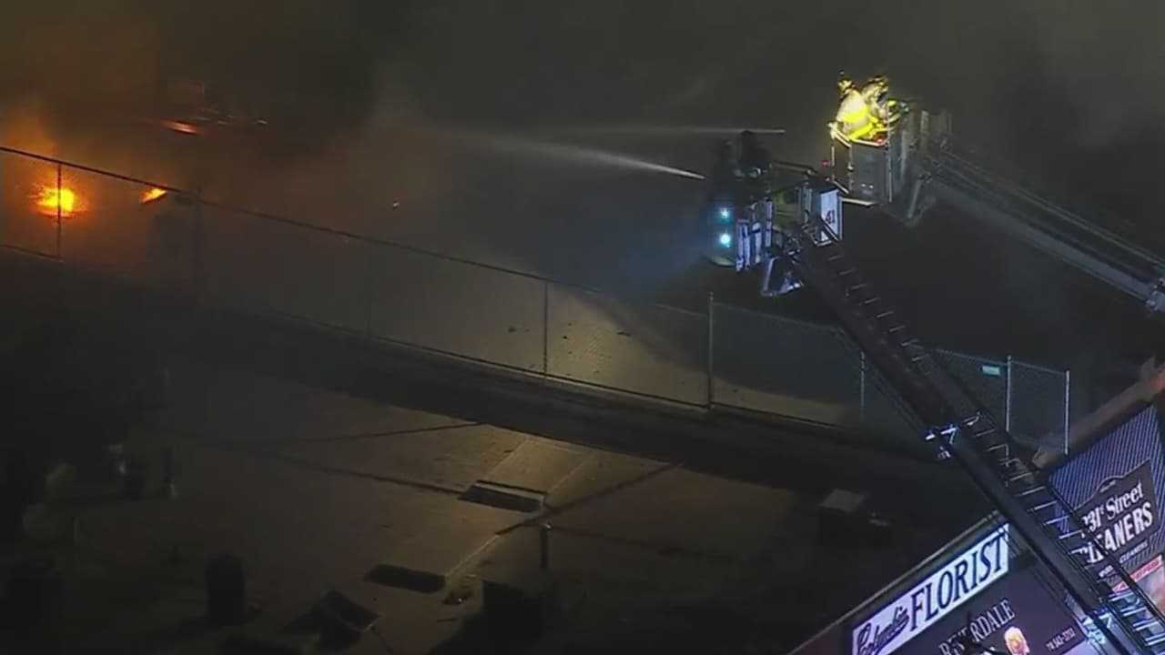 Incendio en tienda Deli en el Bronx se extiende y afecta a siete negocios