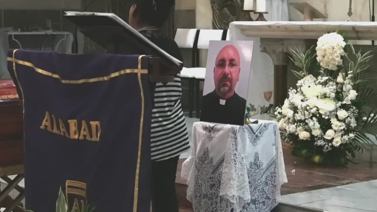 Feligreses despiden a sacerdote que murió en Ecuador tras caerle una cruz en misa y así relatan el trágico suceso