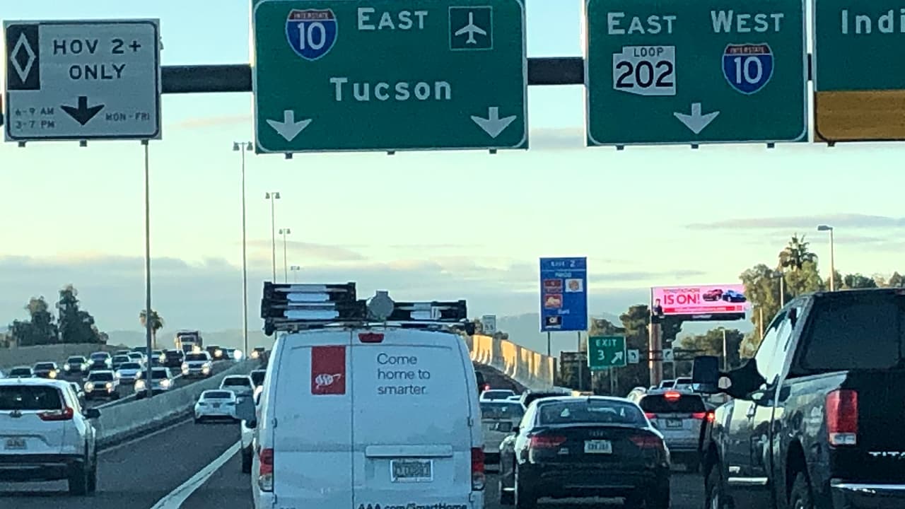Un vehículo impactó un muro de concreto en los carril de HOV de la autopista 51 la madrugada de este viernes, informó el Departamento de Seguridad Pública de Arizona.