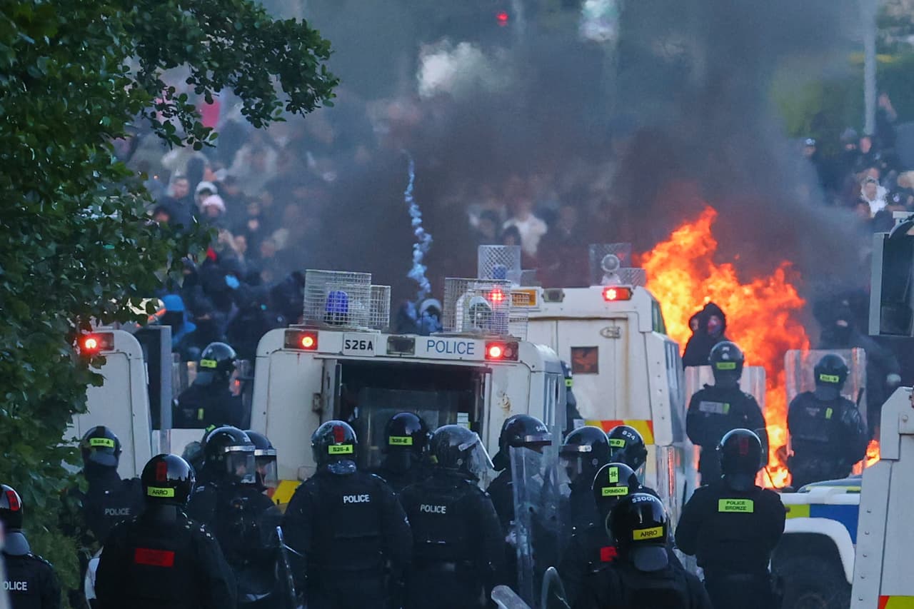 La policía intenta dispersar a manifestantes cerca de Newtownabbey, en Belfast (Irlanda del Norte), el miércoles 10 de junio de 2026. (Foto AP/Peter Morrison)