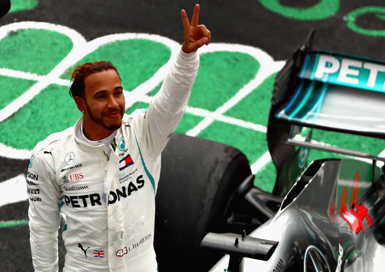 La 'V' de victoria del británico Lewis Hamilton en el Autódromo Hermanos Rodríguez también representa en la numerología romana el cinco, la cantidad de títulos que el piloto alcanzó en el Gran Premio de México.