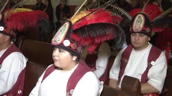 Matachines asisten a una misa en la Catedral Santuario de Guadalupe. Cuarenta grupos rindieron homenaje a la Virgen Morena.