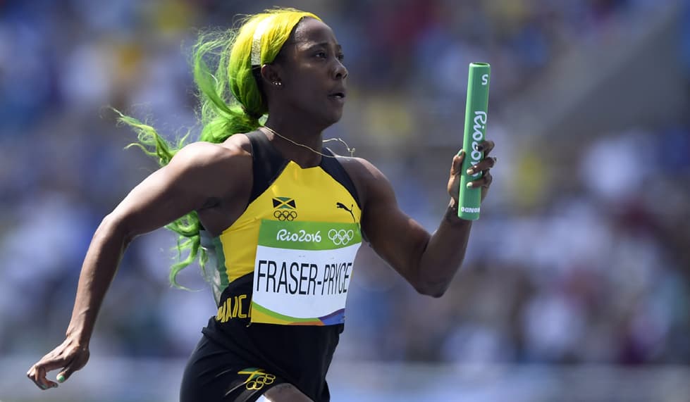 ¿Quién es esa alegre chica? Es lo que nos preguntamos al ver a Shelly-Ann Fraser-Pryce quien tiño su larga cabellera de verde y amarillo, los colores de la bandera de su país. Para las competencias, la jamaiquina sujeta su melena en una coleta baja, la cual se mueve a toda velocidad.
<br>
