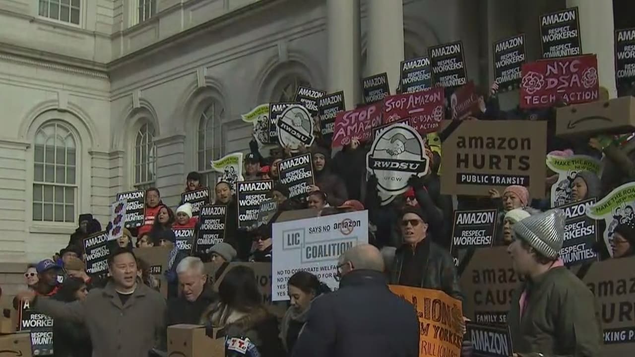 Alcaldía de Nueva York retumba con las quejas de manifestantes contra la nueva sede de Amazon en Queens