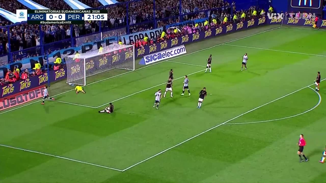 ¡Se salva Perú! Álvarez estrella el balón en el poste