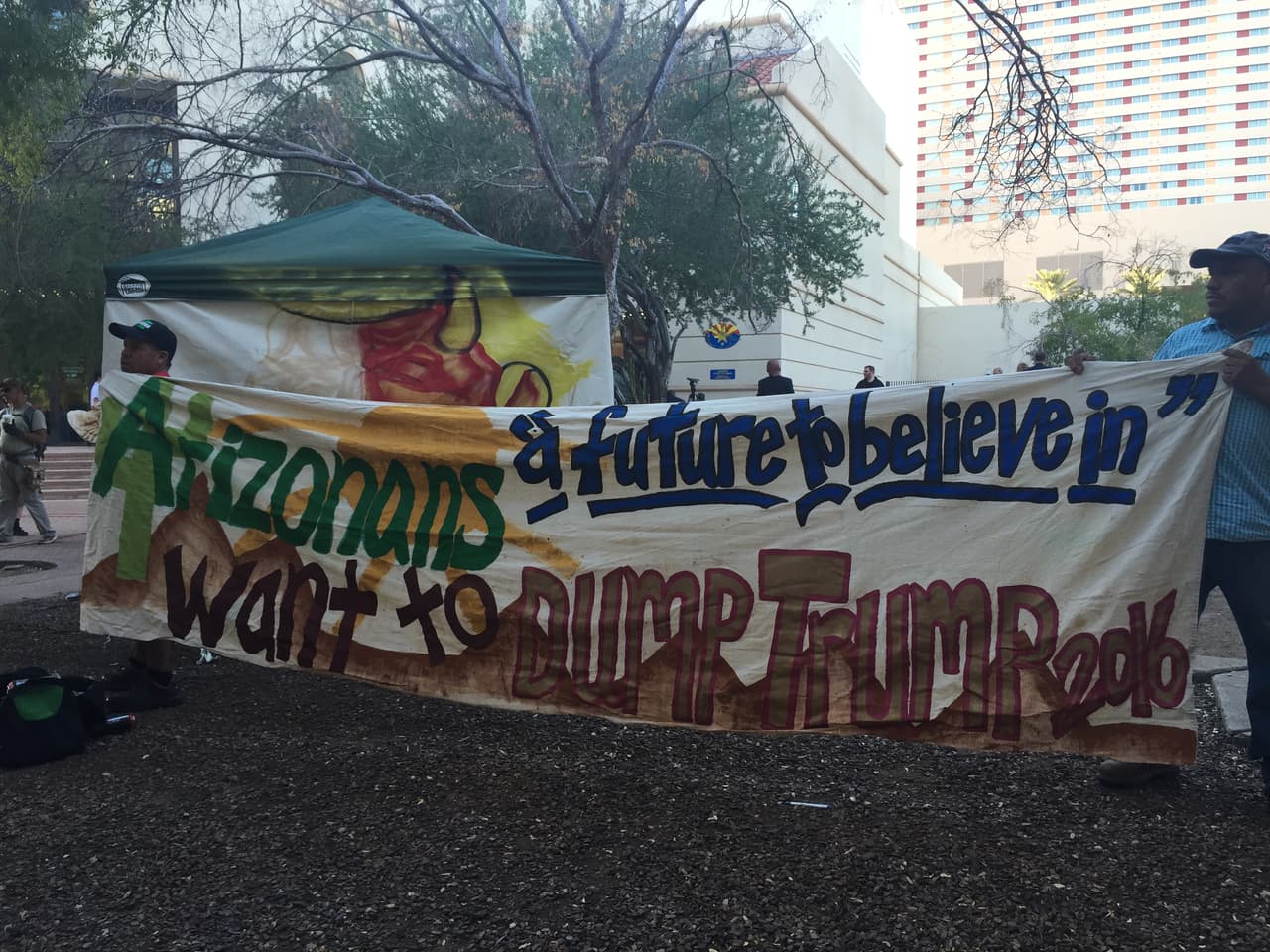 Los manifestantes llevaron música de mariachis para ambientar la protesta