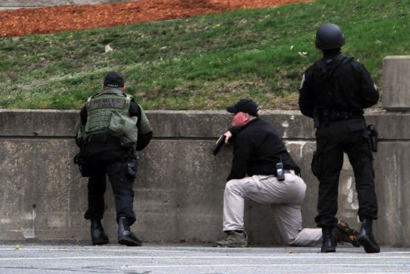 La policía confirmó vía Twitter, la detención del segundo sospechoso de los atentados del pasado lunes en el maratón de Boston (EE.UU.) y que había sido acorralado en el barrio de Watertown. "CAPTURADO!!! La caza se ha acabado. La búsqueda ha terminado. Se acabó el terror. Y la justicia ha ganado. El sospechoso está bajo custodia", se lee en el tuit de la policía de Boston. A lo largo de toda la jornada un extraordinario despliegue policial había perseguido a Dzhokhar Tsarnaev, un joven de 19 años de origen chechén, presunto coautor de los atentados. Según el diario Boston Globe, Tsarnaev fue capturado después de un tiroteo en el que resultó herido, por lo que está siendo trasladado al Hospital Mount Auburn de Cambridge. Un oficial le dijo al diario que el joven, de 19 años, se encuentra consciente. La noticia de su captura fue acogida con aplausos por el público que salió de sus casas.