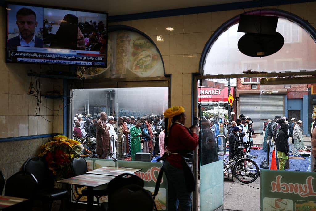 En Nueva York, una ciudad caracterizada por su diversidad cultural, el Eid al-Fitr es una oportunidad para que la comunidad musulmana comparta sus tradiciones con vecinos de diferentes orígenes, promoviendo el entendimiento y la cohesión social.