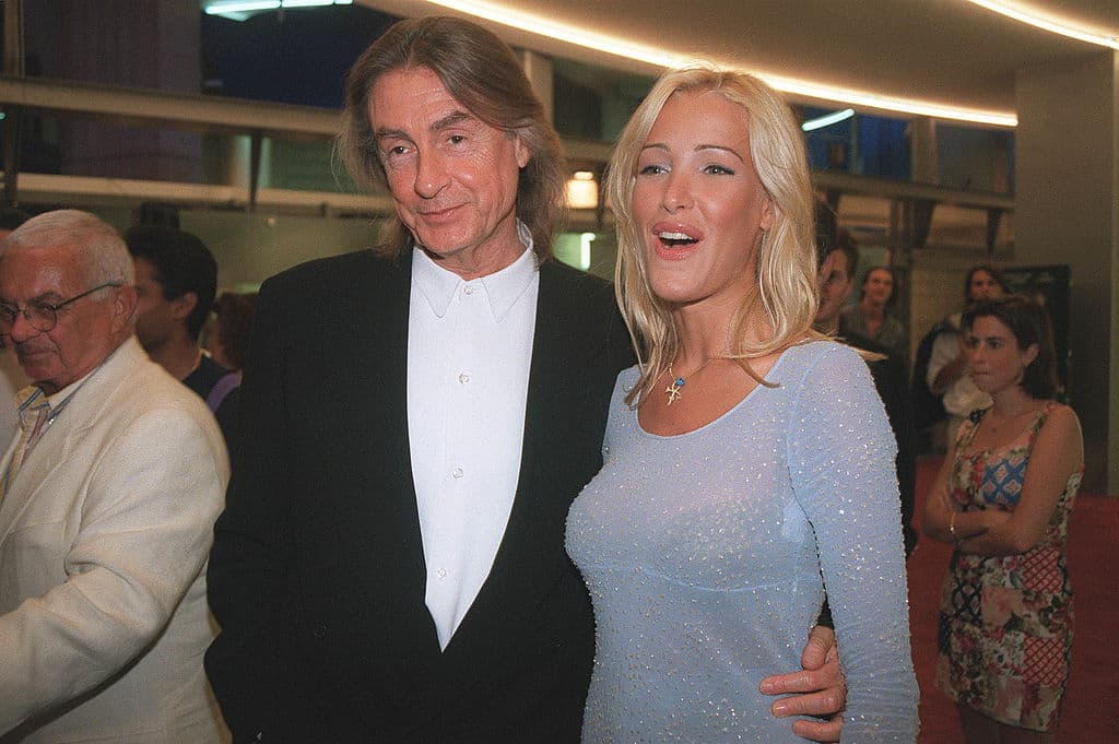 En una entrevista en 1996 a Entertainment Weekly, el hoy difunto director, dijo que a las dos semanas de grabar ambos tuvieron tantas diferencias que llegaron a los empujones y por dos semanas no se dirigieron ni una palabra.