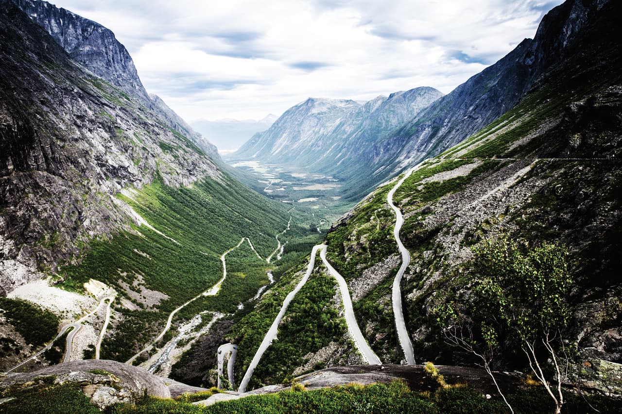 El nombre ‘
<b>Stelvio</b>’ proviene de la famosa ruta que cruza los Alpes italianos. Sus 48 curvas y cambio de elevación de 6,000 pies dentro de sus 12 millas, es uno de los lugares favoritos para quienes disfrutan de una gran conducción y paisajes espectaculares.