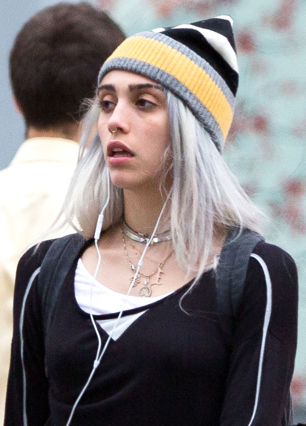 La atrevida jovencita optó por unirse a la nueva moda de teñirse el cabello de color grisáceo.