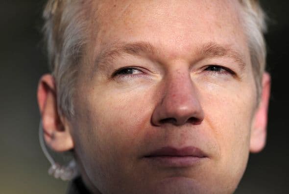 Un juez británico concedió a Julian Assange la libertad bajo fianza, aunque estableció que el creador de WikiLeaks debía someterse a condiciones estrictas mientras enfrenta el proceso de extradición a Suecia.