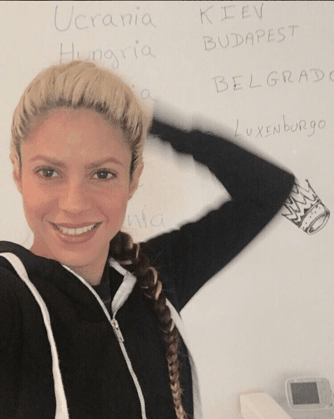 La segunda pista fue una foto junto a una corona. Con esta imagen quiso decir "LA CORONA" como el tatuaje de Maluma.