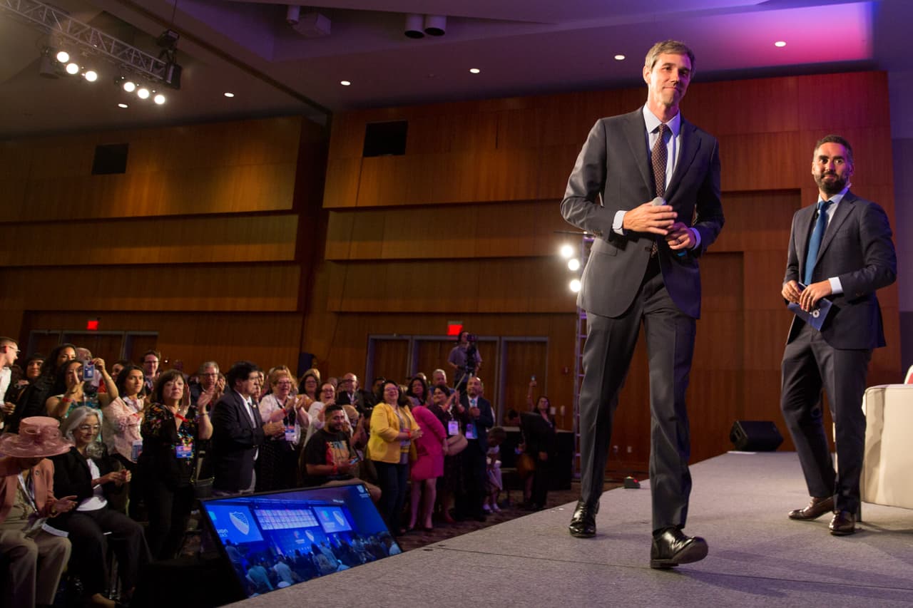 Sobre la Patrulla Fronteriza el candidato dijo que "tienen uno de los trabajos más difíciles, proteger EEUU de contrabandistas, traficantes de drogas y personas", y expresó su agradecimiento. Luego advirtió que esto "no es una licencia para maltratar o actuar con impunidad". En la fotografía O’Rourke terminado su participación en el foro.