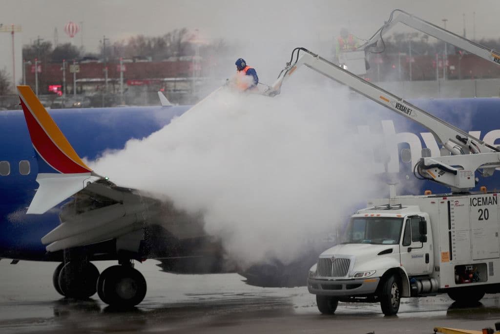 Por frío extremo cancelan casi 1,700 vuelos en los aeropuertos del área de Chicago
