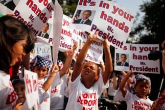 Miles de niños estadounidenses hijos de inmigrantes indocumentados le piden al gobierno de Obama que frene las deportaciones.