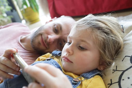 <b>Es momento de ser creativo</b>
<br>
<br>“Deje que los niños usen su teléfono para tomar fotos y videos. Dales un mensaje como "Toma diez fotos de algo redondo y luego escribe una historia conectando cada cosa". Pídales que hagan sus propios memes, graben una canción, hagan una coreografía de un video de baile, cualquier cosa que los haga usar pantallas para cumplir su imaginación”, recomienda el grupo.