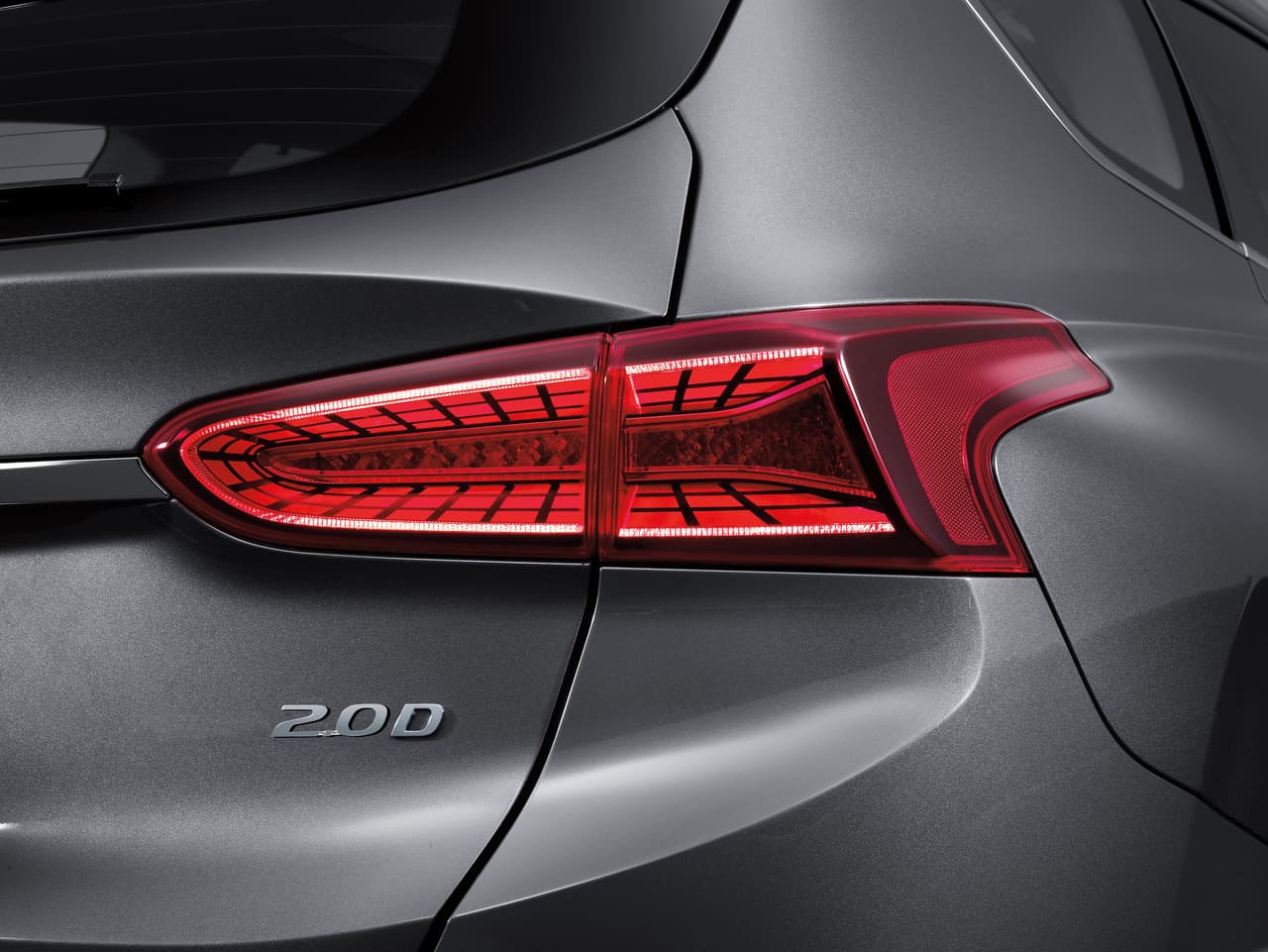 Las luces traseras con
<b> iluminación LED estilo 3D </b>son un distintivo de la Hyundai Santa Fe 2019.