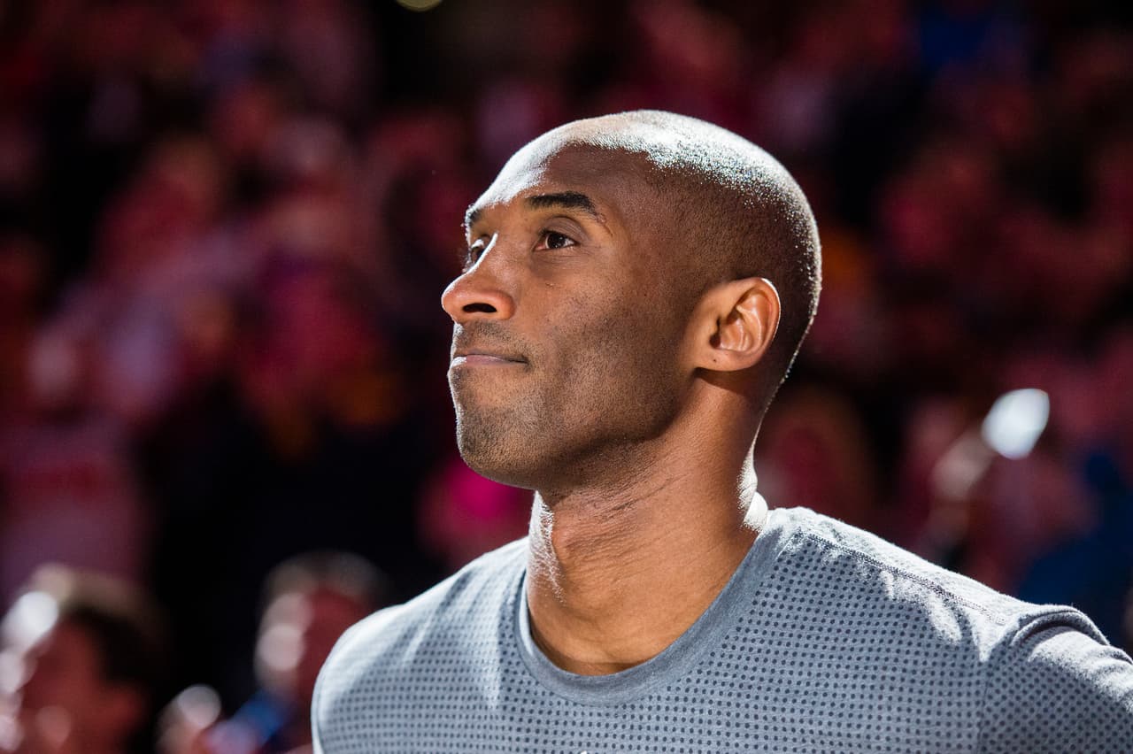 “Escapó de violación porque todos los liberales de Hollywood que atacan la comedia, disfrutan alentando a los Lakers más de lo que no les gusta la violación. Felicitaciones al héroe que olvidó ponerle combustible a su helicóptero. Odio a los Lakers. ¡Qué gran día!”, agregó.