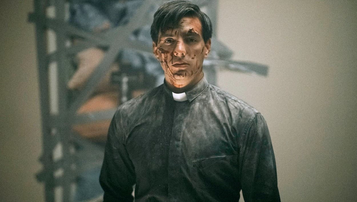 Obligan a Vadhir Derbez a pasar tiempo (sin cámaras ni celular) en iglesias y catedrales