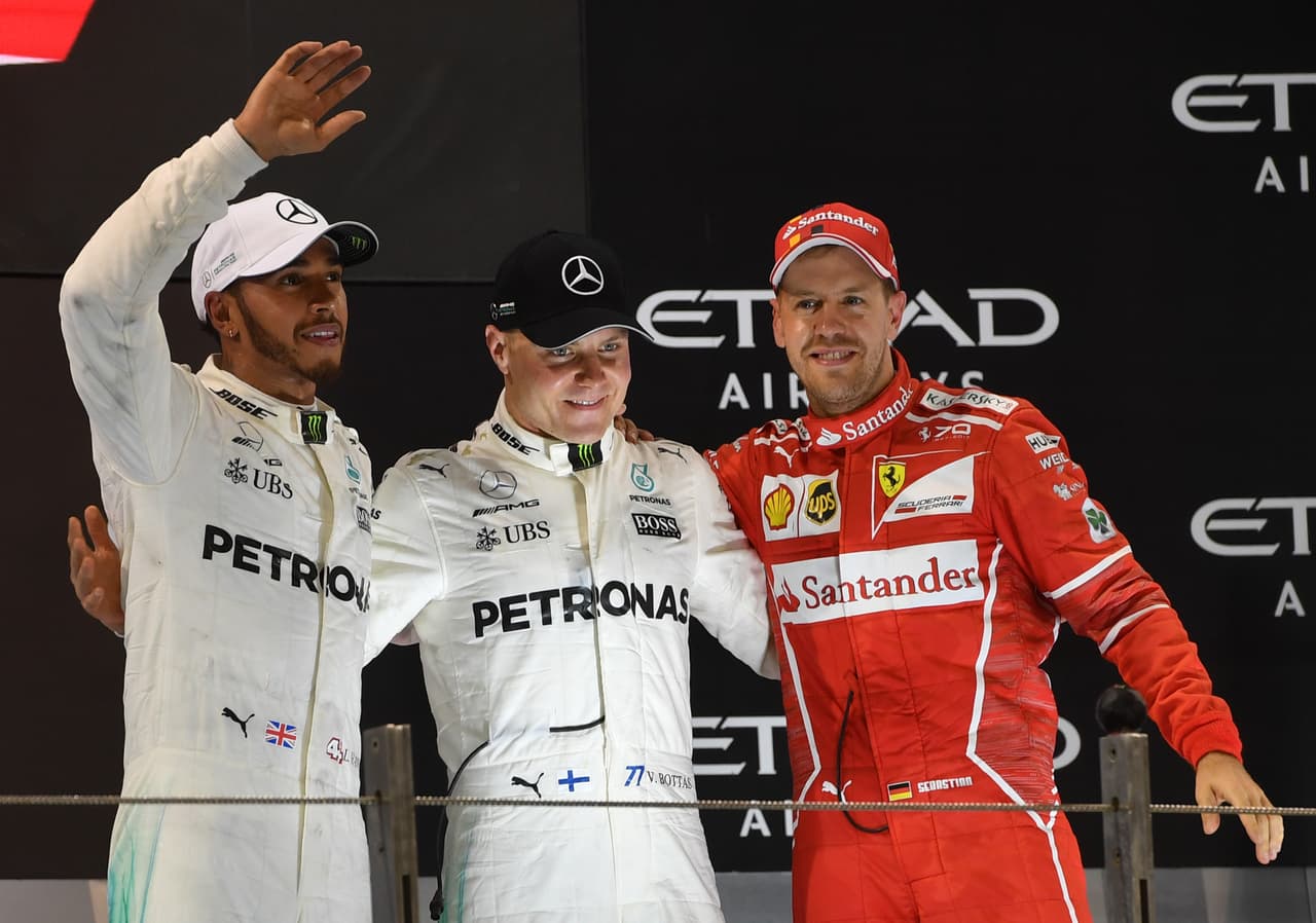 Una foto para el recuerdo del último pódio de la temporada 2017 con los tres mejores pilotos del año.