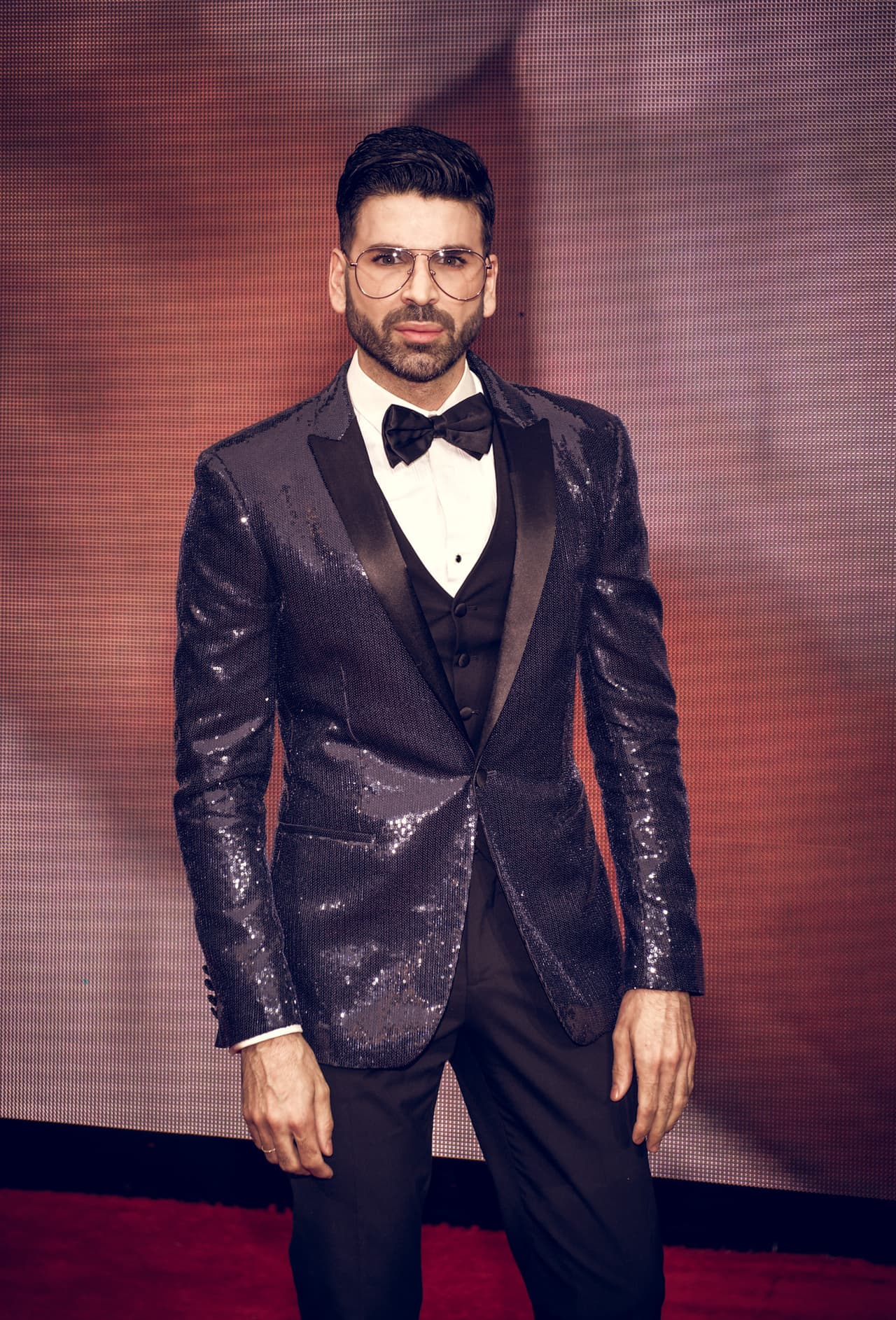 El experto en moda y colaborador en el programa Mira Quien Baila, Jomari Goyso, es otra de las personalidades que desfiló por la alfombra roja.