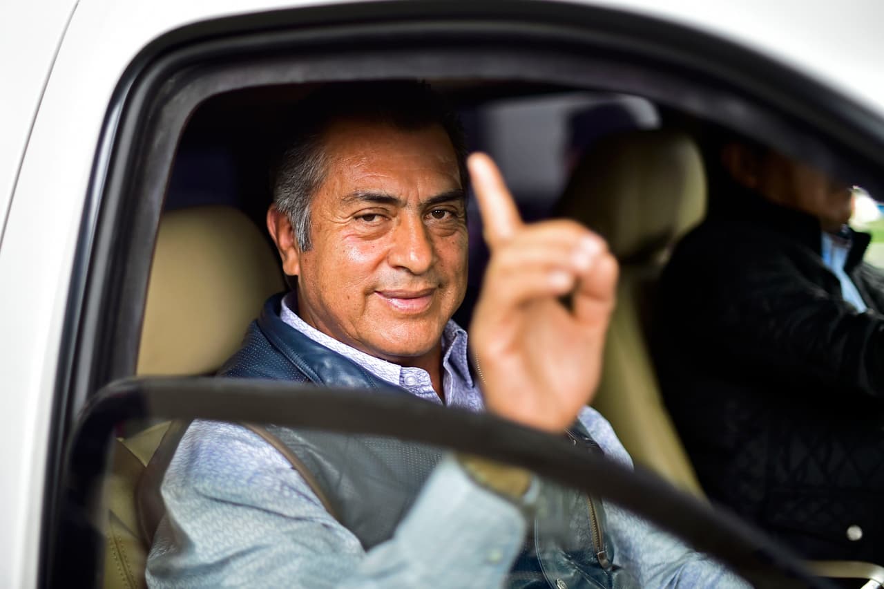 Jaime Rodríguez Calderón, alías “El Bronco“, se sumó a la campaña en el último minuto. El Tribunal Electoral falló a su favor para que fuese incluido en la boleta electoral, a pesar de haber presentado firmas falsas, requeridas por Instituto Nacional Electoral para que un aspirante independiente pueda formalizar su candidatura.