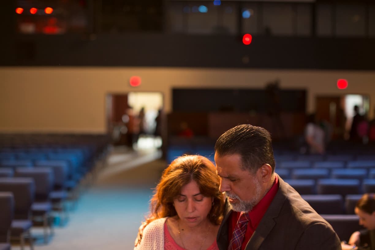 Vallejos abrazó la religión una noche cuando estaba apostado como soldado en Corea del Sur. Ahora es pastor en el condado donde es comisionado: Clarksville.