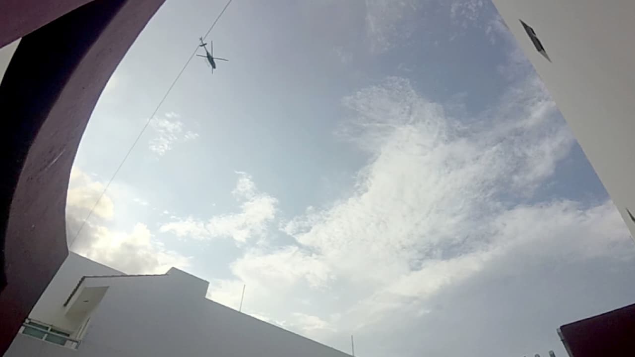 Según Sandoval, las fuerzas del gobierno tenían a disposición varios helicópteros, con armamento de alto calibre. Uno de ellos fue alcanzado por balas pero finalmente decidieron que disparar desde el aire a los delincuentes con civiles sería extremadamente peligroso.