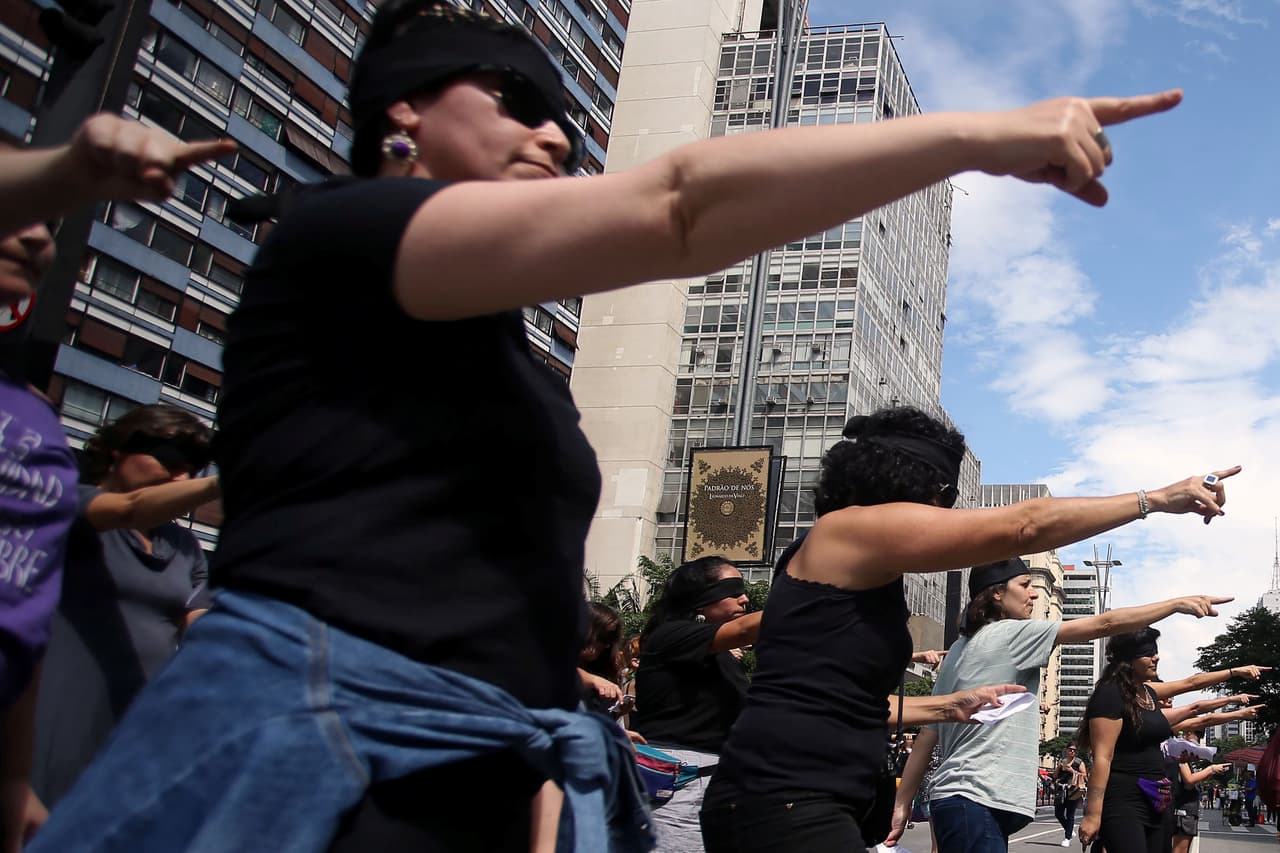 Con el paso de los días, la 
<i>performance</i> de Lastesis ha sido realizada en varias ciudades latinoamericanas. En esta foto, un grupo la realizó frente al consulado chileno en Sao Paulo, Brasil, el 1 de diciembre. El grupo fue conformado hace un año y medio con el objetivo de mostrar las teorías feministas a través del lenguaje audiovisual, contaron a El País.