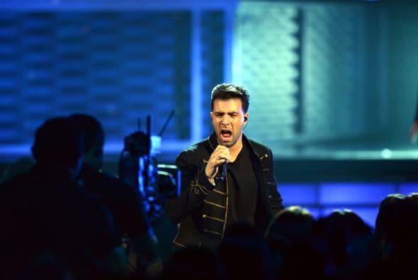 La emoción hizo que se bajara a cantar entre el público.