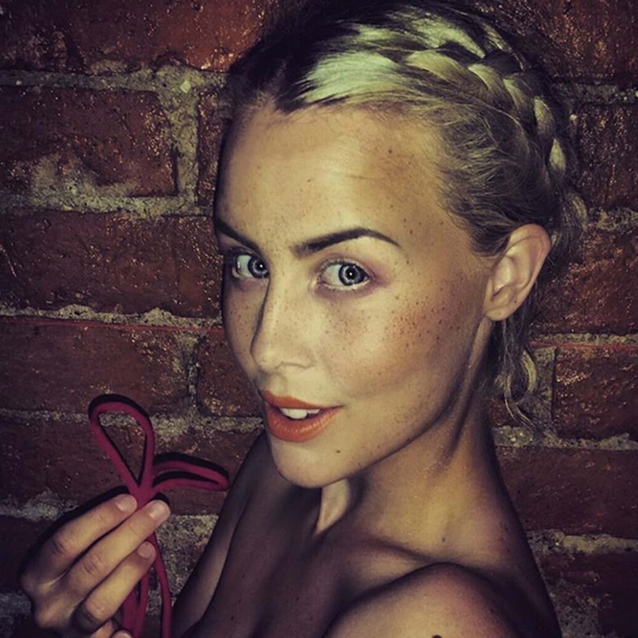 Increíbles obras de arte lucieron en su rostro.