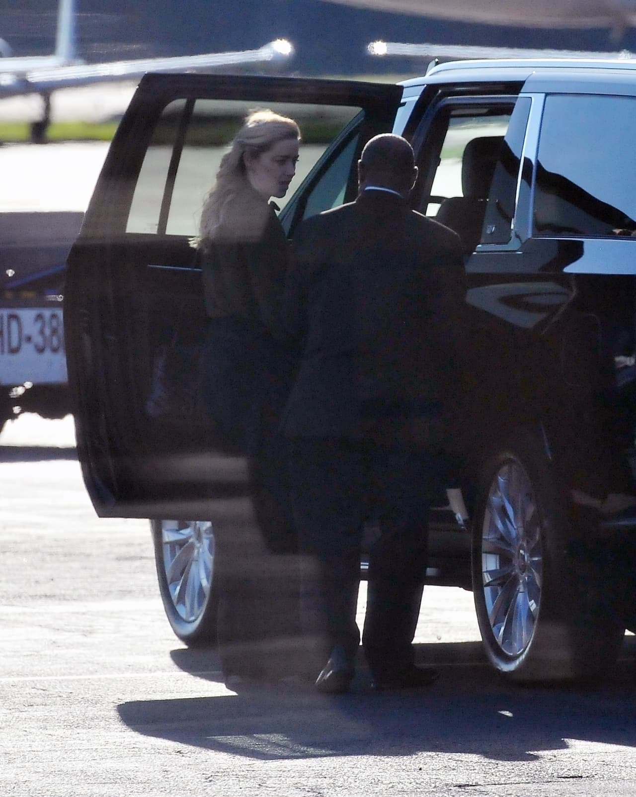 Tras bajar de la aeronave se subió a una camioneta tipo SUV negra de lujo.
<br>