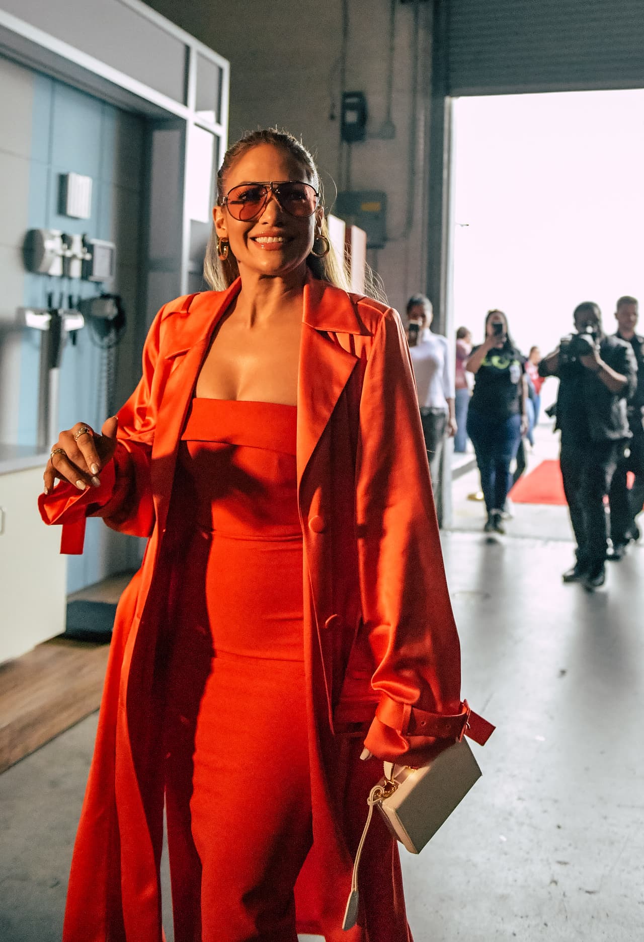 Se trataba del minibolso de piel de
<a href="https://www.saksfifthavenue.com/mark-cross-grace-small-leather-box-crossbody-bag/product/0400090768100?ranMID=13816&ranEAID=93xLBvPhAeE&ranSiteID=93xLBvPhAeE-Z9eBa6ObLst1M_SdUAZo9w&site_refer=AFF001&mid=13816&siteID=93xLBvPhAeE-Z9eBa6ObLst1M_SdUAZo9w&LSoid=637956&LSlinkid=10&LScreativeid=1">Mark Cross</a> con correa para llevar colgado al torso.