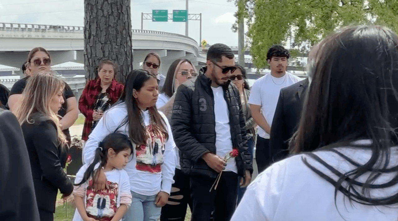 El niño 
<b>Carlos Fernández, de 12 años,</b> estaba durmiendo en la sala, inmediatamente escuchó los ruidos 
<b>y fue al dormitorio de sus hermanastras, de 6 y 7 años, para revisar que todo estuviera bien.</b>
<br>
