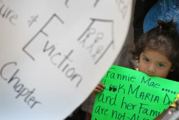 Miembros de Occupy Chicago salieron a las calles para protestar contra los recientes embargos. Miembros de la Campaña contra desahucios, y Comunidades Unidas Contra Embargos y Desahucios se unieron a la protesta que se llevó a cabo afuera de las instalaciones regionales de Fannie Mae.