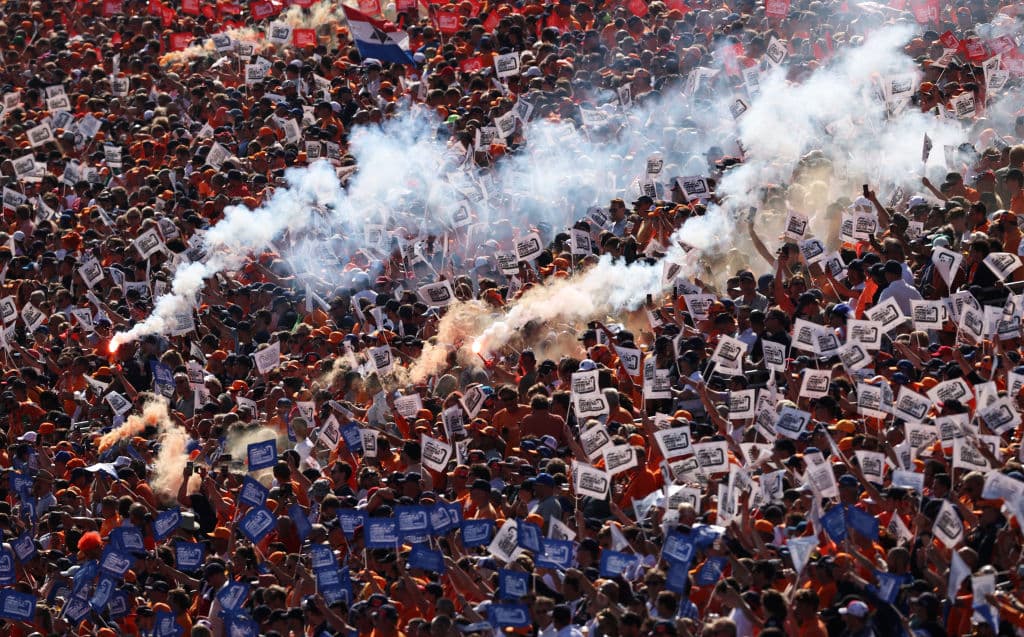 Max Verstappen se lleva el Gran Premio de Holanda y triunfa en su casa ante su público y, además, vuelve a la cima de la Formula 1. El podio fue compartido con Lewis Hamilton y Valtteri Bottas de Mercedes Benz en segunda y tercera posición, respectivamente. El mexicano Sergio Pérez quedó en octava posición.
